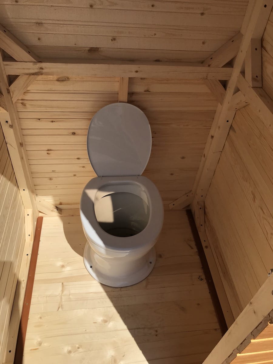 Дачный Туалет с унитазом «Домик- комфорт». Дачный туалет под ключ в Дзержинске с доставкой по Нижегородской области.